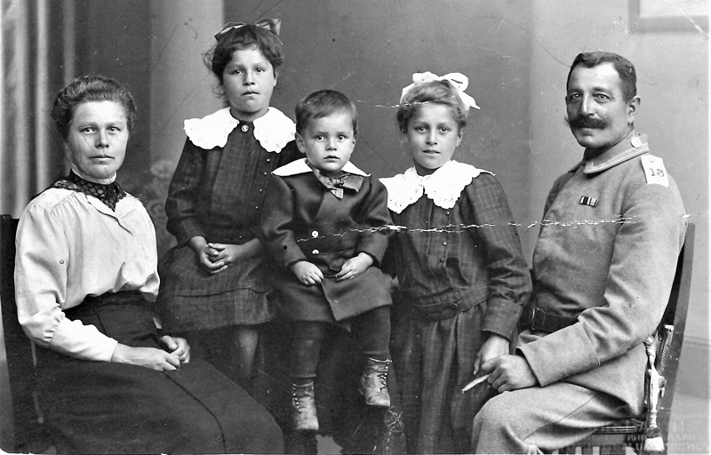 Willy Seibold Zimmermeister mit Frau Karoline und Kinder anno 1914